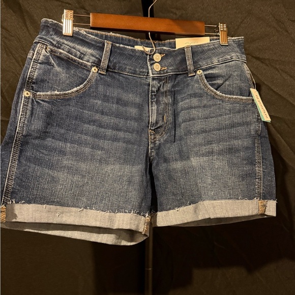 M jeans by Maurices Women’s size 12 Classic Midrise 5” Denim Blue Stretch Shorts - Picture 1 of 5